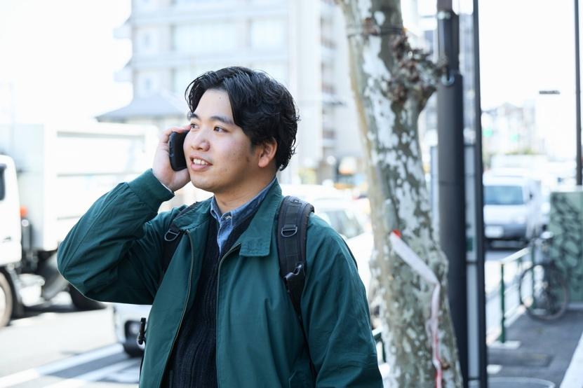 道路脇の歩道に立っている男性

AI によって生成されたコンテンツは間違っている可能性があります。