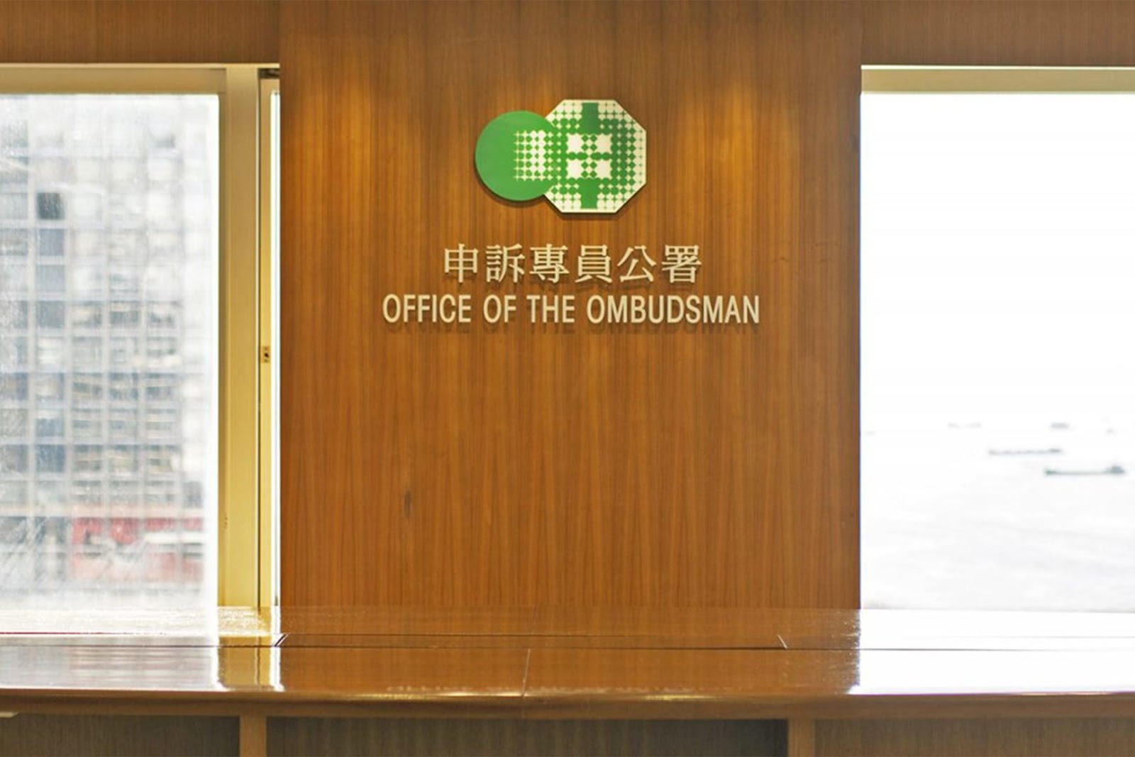 申訴專員公署移除報告風波發酵多天，有報道引述多位立法會議員指收到「溫馨提示」，提醒他們別再評論或跟進事件。