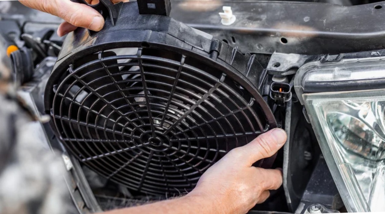 A detailed explanation of why the radiator fan keeps running after car shutdown, highlighting system function and maintenance importance. 