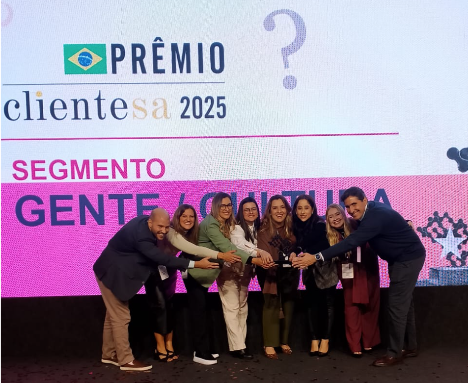 Grupo de pessoas em um evento    Descrição gerada automaticamente com confiança média