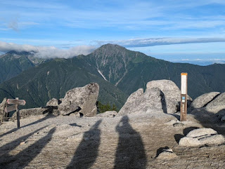 岩山の風景

自動的に生成された説明