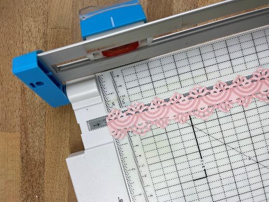 A paper cutting machine with lace trimming

Description automatically generated