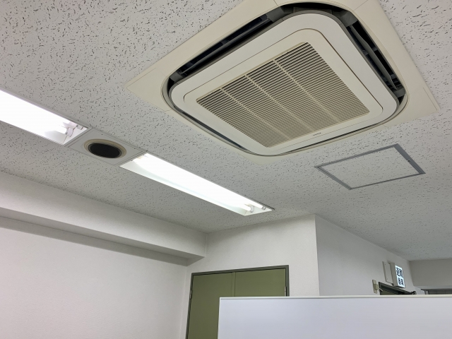 動力と電灯との違いは以下の5つ  ①供給される電圧 ②電気を送る方式（単相と三相） ③用途・利用する機器 ④コンセントの形状 ⑤電気代の決定方法