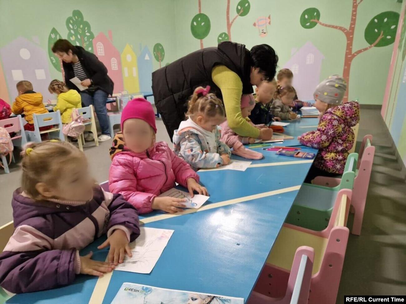 Сын Оксаны и другие дети в бомбоубежище при детском саду. Для каждого в укрытии хранится тревожный чемоданчик, где есть вода, перекус и теплые вещи. Также дети носят специальные браслеты с контактными данными родителей и информацией о себе