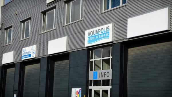 Grijze kantoorgevel van bedrijvenpark Aquapolis