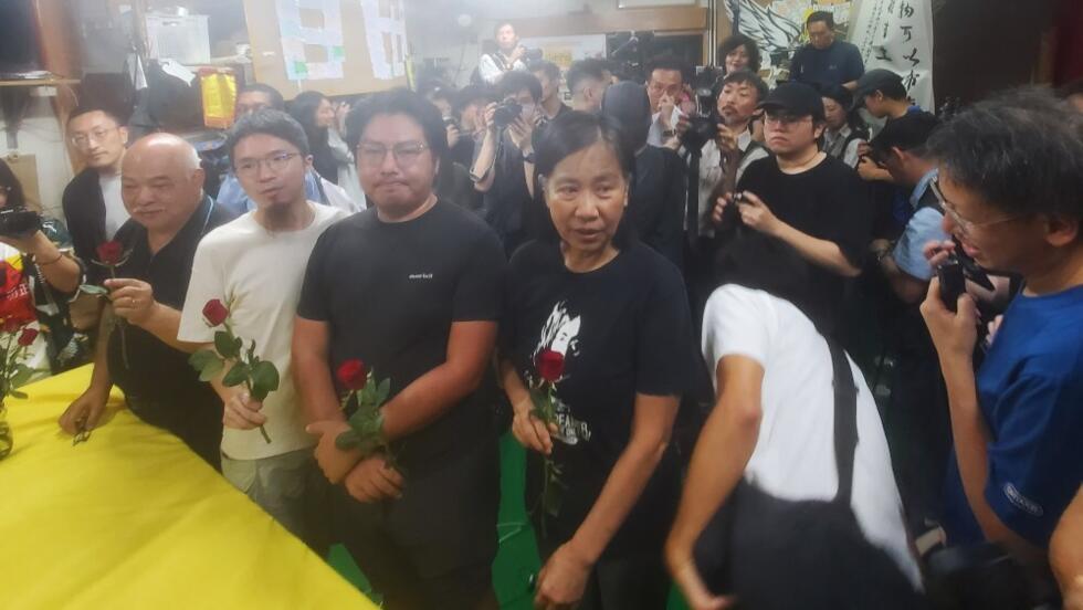 社民连主席陈宝莹(前排右一)与党友宣布该党解散，前来采访的记者有约70人，迟来者只能站在门外听。