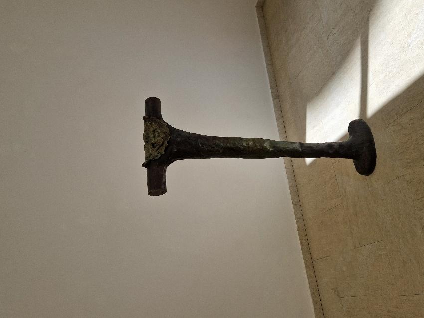 A metal object on a white wall
AI-generated content may be incorrect.