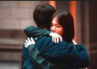 This contains an image of Yoon So Hee and Jeong Hyun Gyu