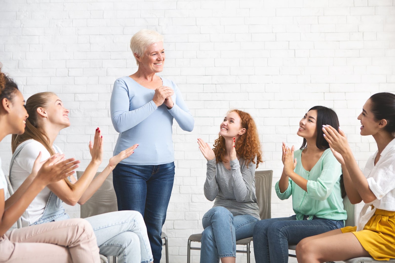 Mulher expressando gratidão pela ajuda psicológica durante a terapia de grupo em ambientes fechados