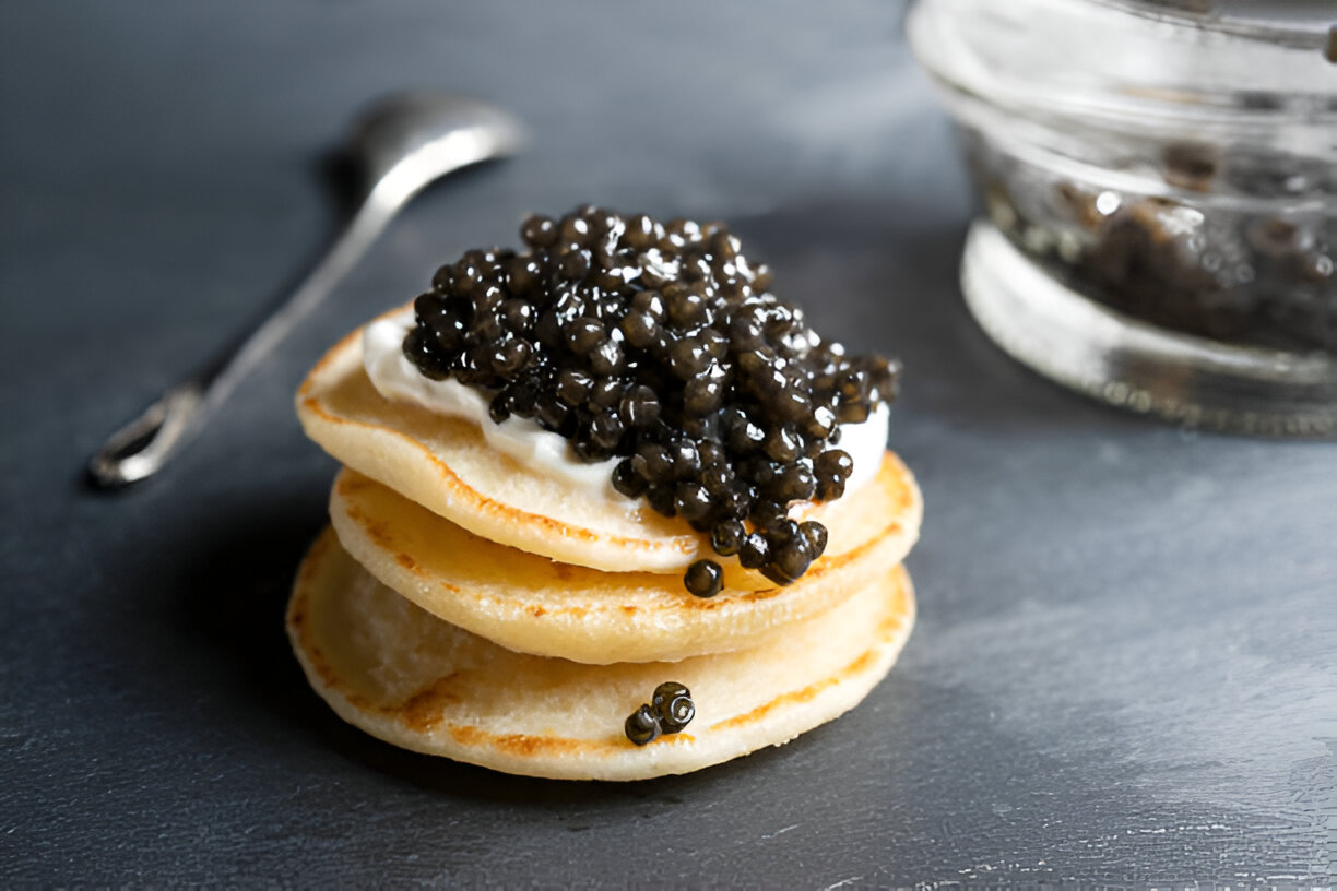 CAVIAR_DENGAN_BLINI_PANCAKE_KECIL_RUSIA