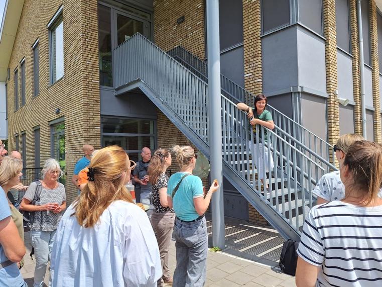 Afbeelding met kleding, persoon, buitenshuis, person

Door AI gegenereerde inhoud is mogelijk onjuist.