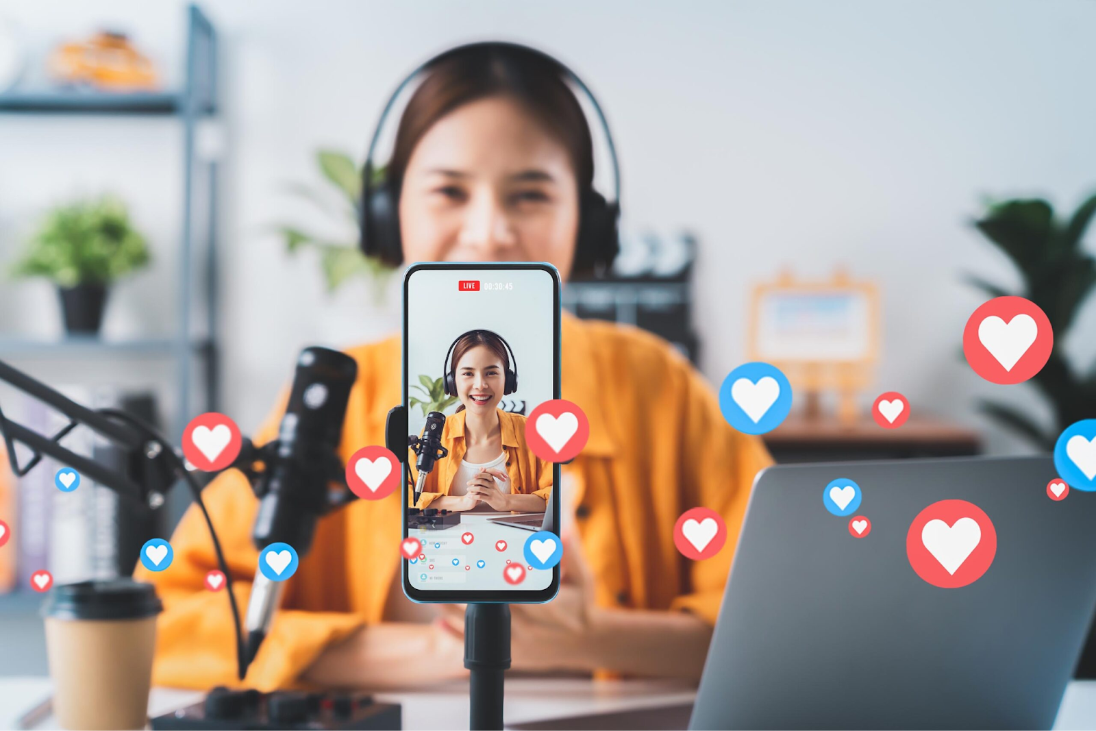 Mujer frente a una cámara de teléfono creando contenido para redes sociales.