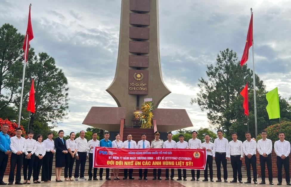 A group of people standing in front of a monumentDescription automatically generated