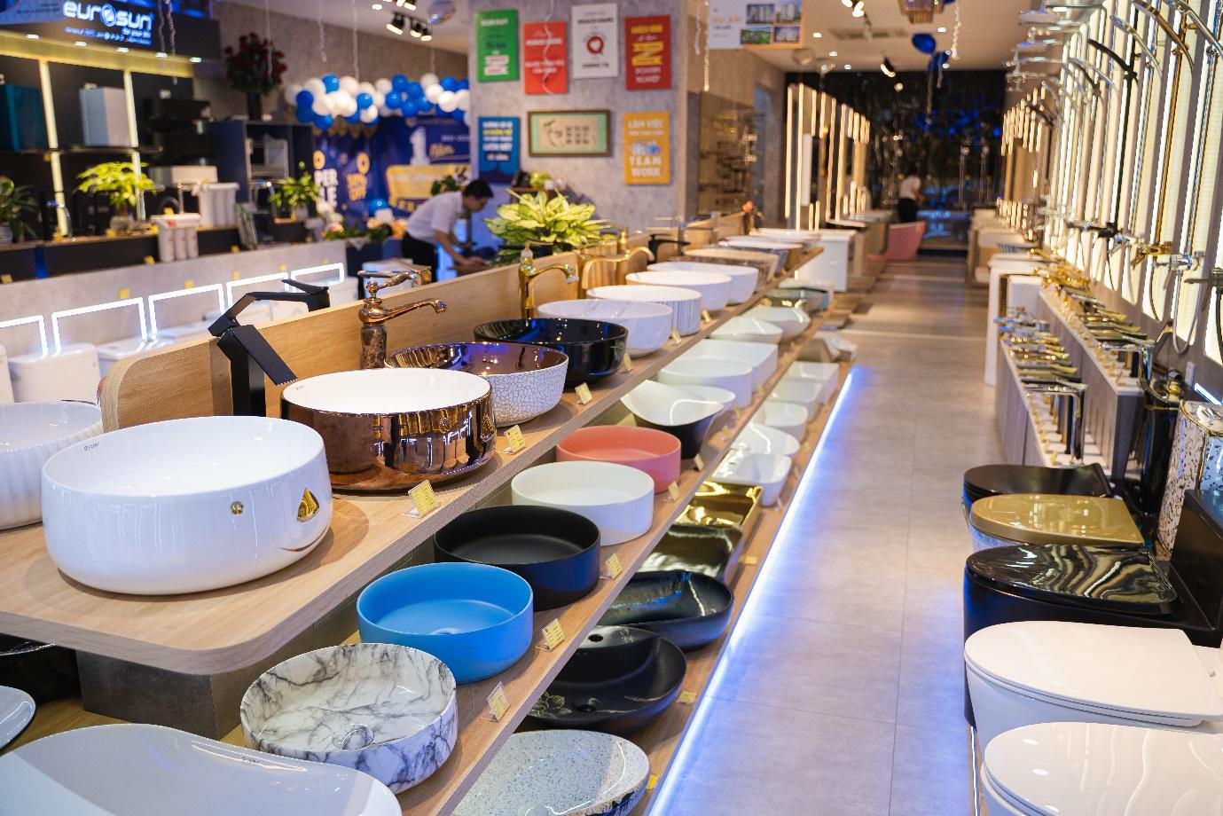 A store with many bowls

Description automatically generated