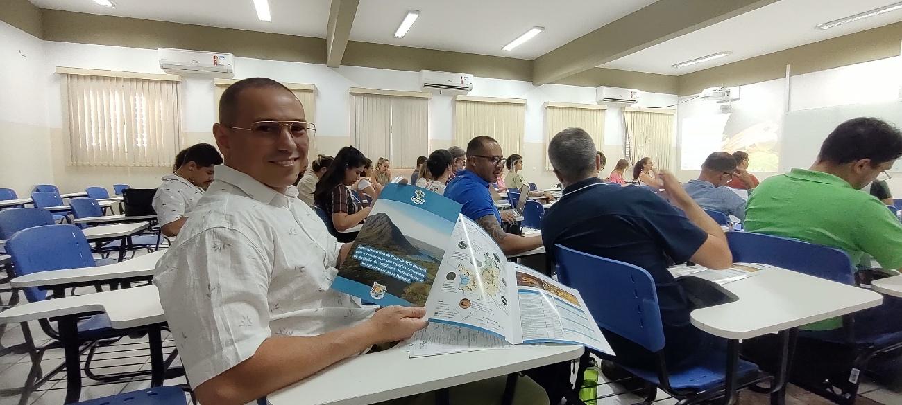 Pessoas sentadas ao redor de uma mesa