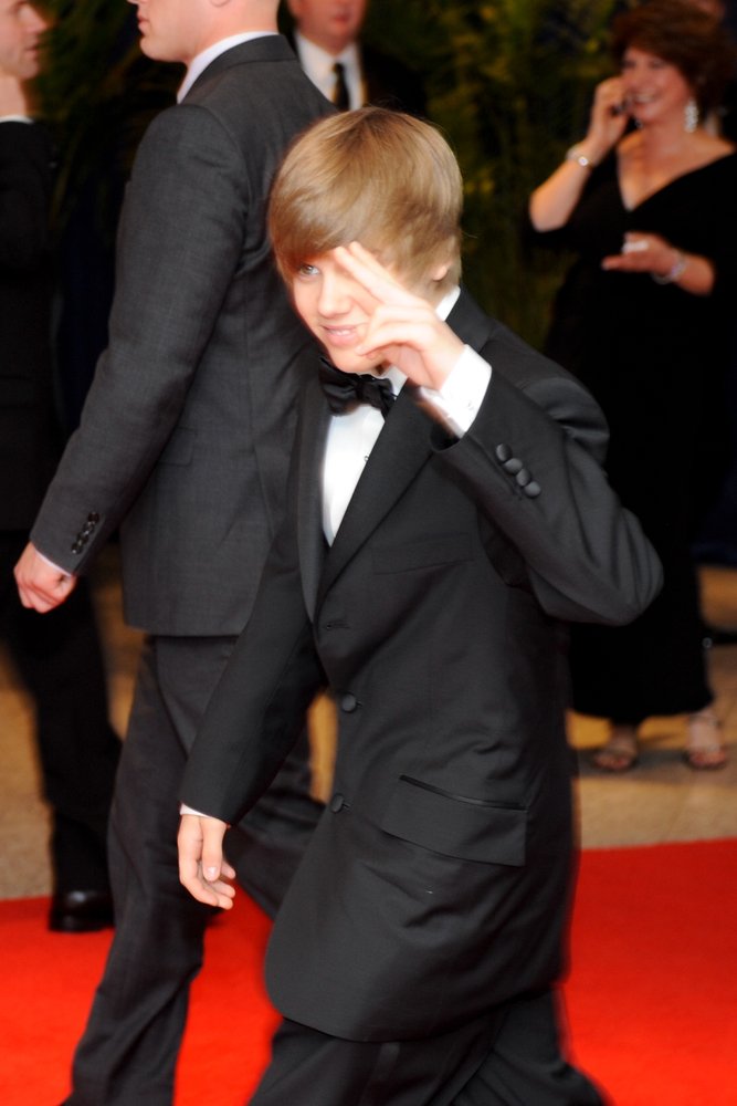 Justin Bieber marche sur le tapis rouge.