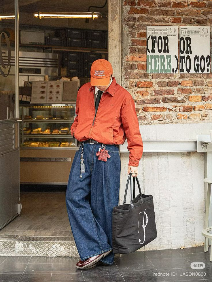 cowok menggunakan outer orange dan celana jeans