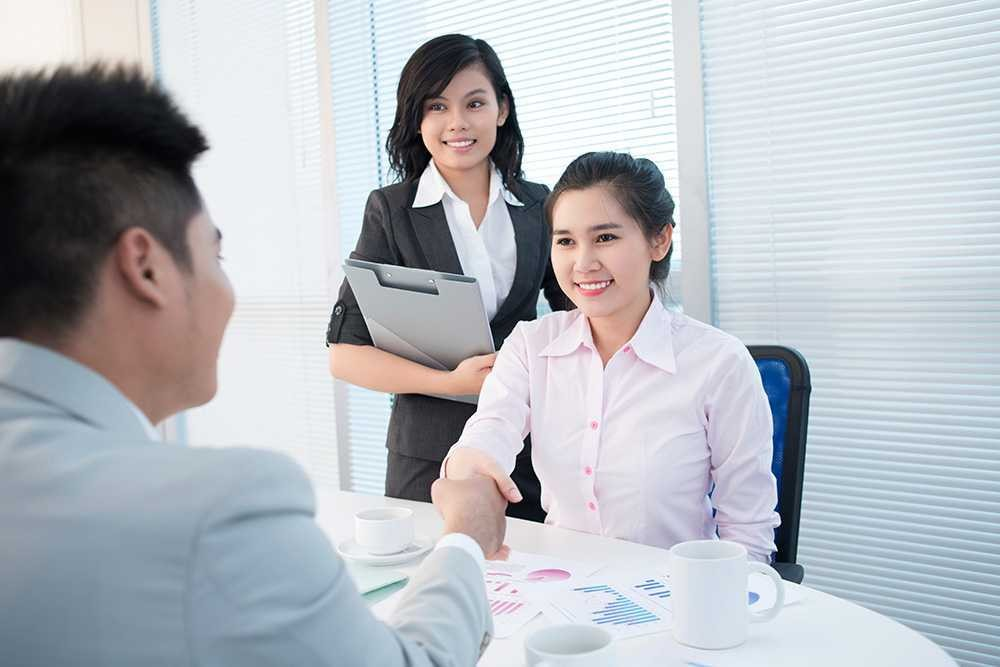 Bạn nên ăn mặc lịch sự khi đến phỏng vấn xin Visa Mỹ để tạo thiện cảm tốt