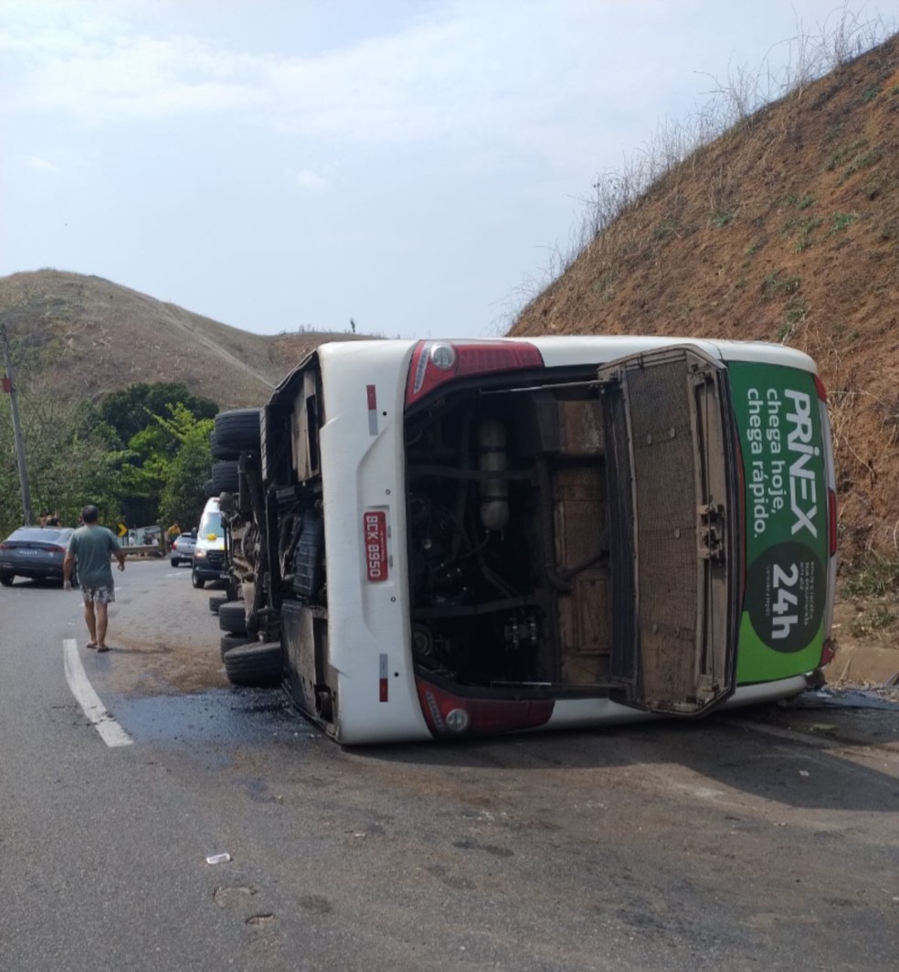 nibus de turismo tomba na descida da Serra das Araras, em Pira  Foto: Reproduo/Redes sociais 