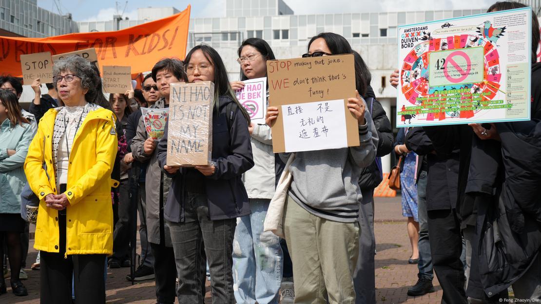 一位年轻华人女性的标语牌上写着:“我的名字不叫‘你好’”