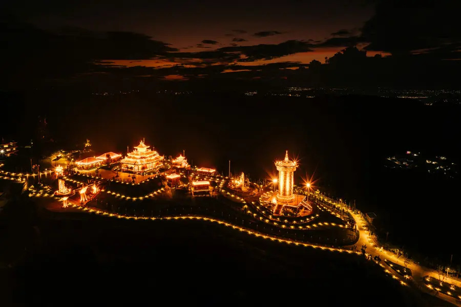 The moment Samten Hills Dalat sparkles with lights at dusk when the last rays of the day disappear and night falls. Source: Samten Hill 