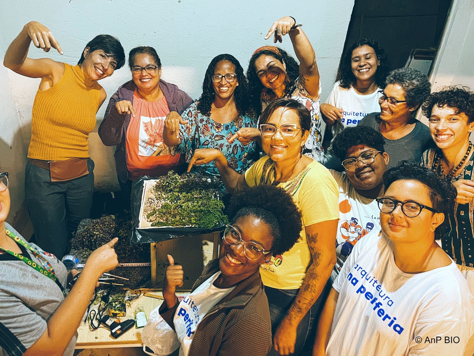 Mulheres construíndo maquete de casa 