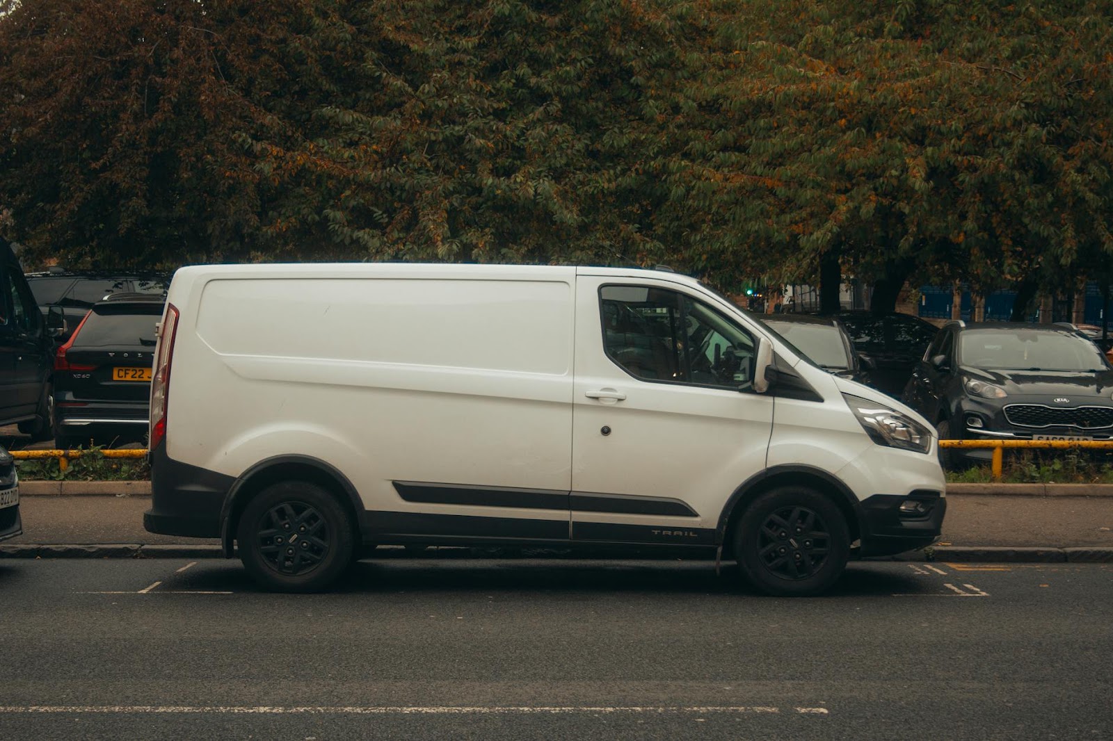 https://www.pexels.com/photo/white-van-parked-on-urban-street-28895335/