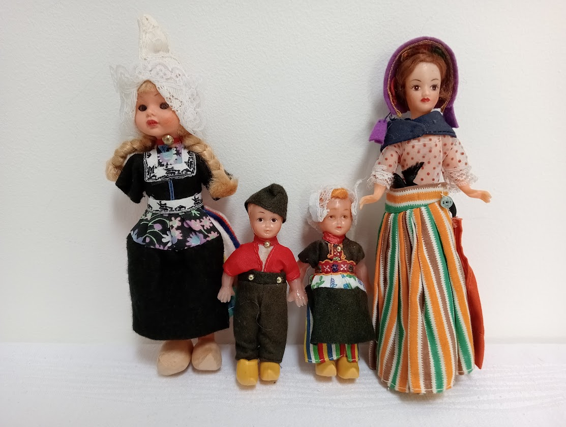 Dutch dolls all wearing clogs