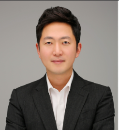 This contains an image of HYBE CEO Lee Jae Sang.