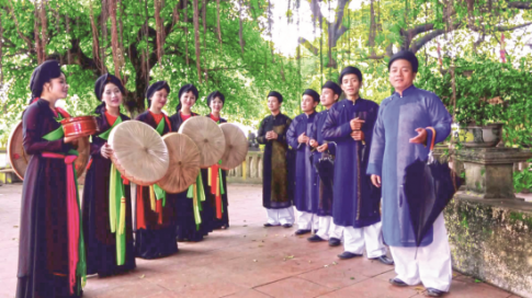 CHỦ ĐỀ: HOẠT ĐỘNG VÌ CỘNG ĐỒNGTUẦN 25SINH HOẠT DƯỚI CỜ: LÀNG NGHỀ TRUYỀN THỐNG- Nghe nghệ nhân kể về nghề truyền thống tại địa phương.- Đặt câu hỏi phỏng vấn về các biện pháp bảo vệ môi trường trong quá trình phát triển làng nghề- Cam kết tham gia hoạt động  Giờ Trái Đất