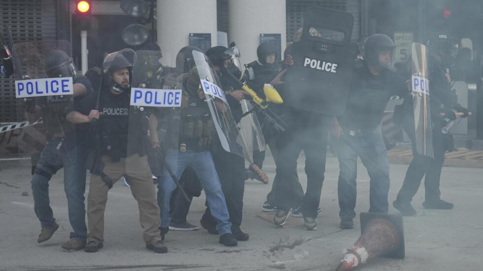 Les forces de l'ordre se rassemblent alors que des gaz lacrymogènes remplissent l'air lors d'une manifestation après que les autorités fédérales de l'immigration ont mené une opération le vendredi 6 juin 2025 à Los Angeles.
