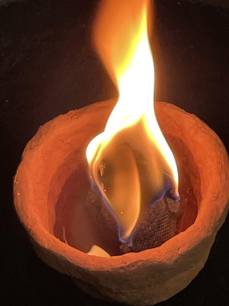 A flame in a candle holder

AI-generated content may be incorrect.