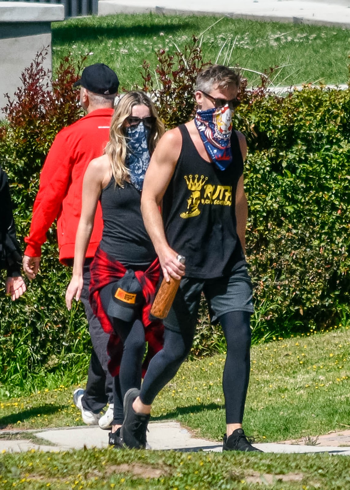 Chris Pine and Annabelle Wallis spotted on April 21, 2020 in Los Angeles, California. | Source: Getty Images