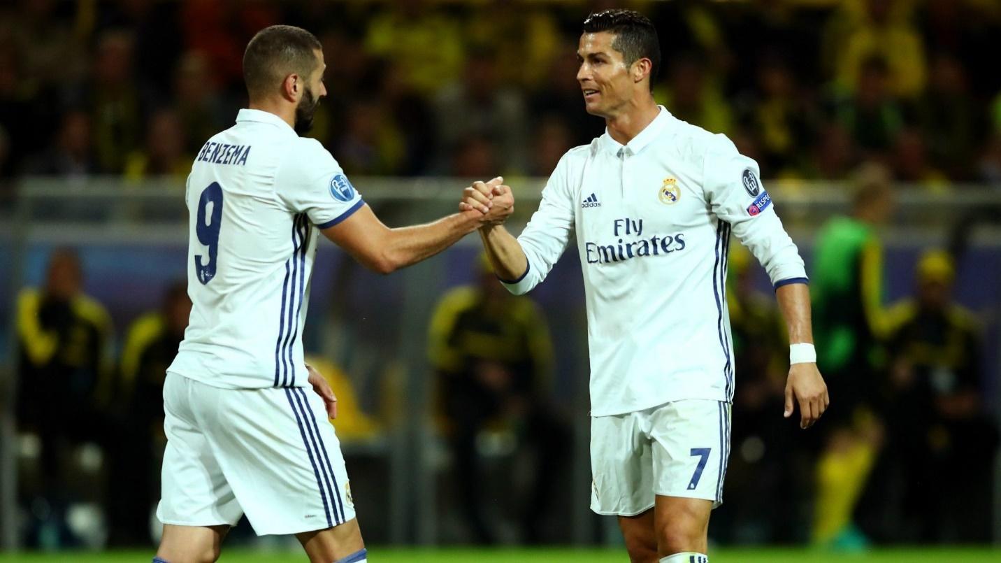 Karim Benzema and Cristiano shaking hands
