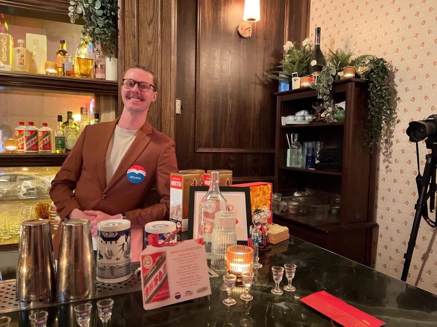 A person standing behind a bar

AI-generated content may be incorrect.