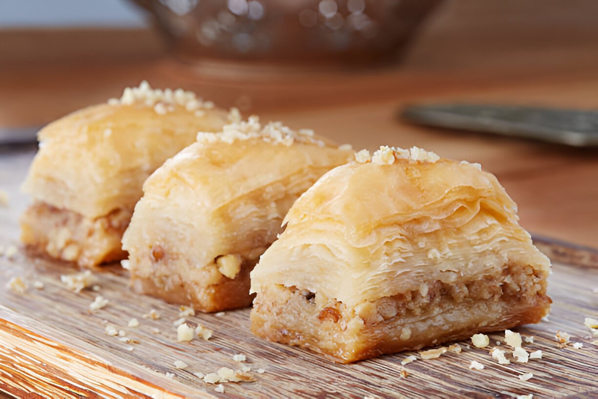 Baklava Yunani yang dibuat menggunakan kacang kenari.