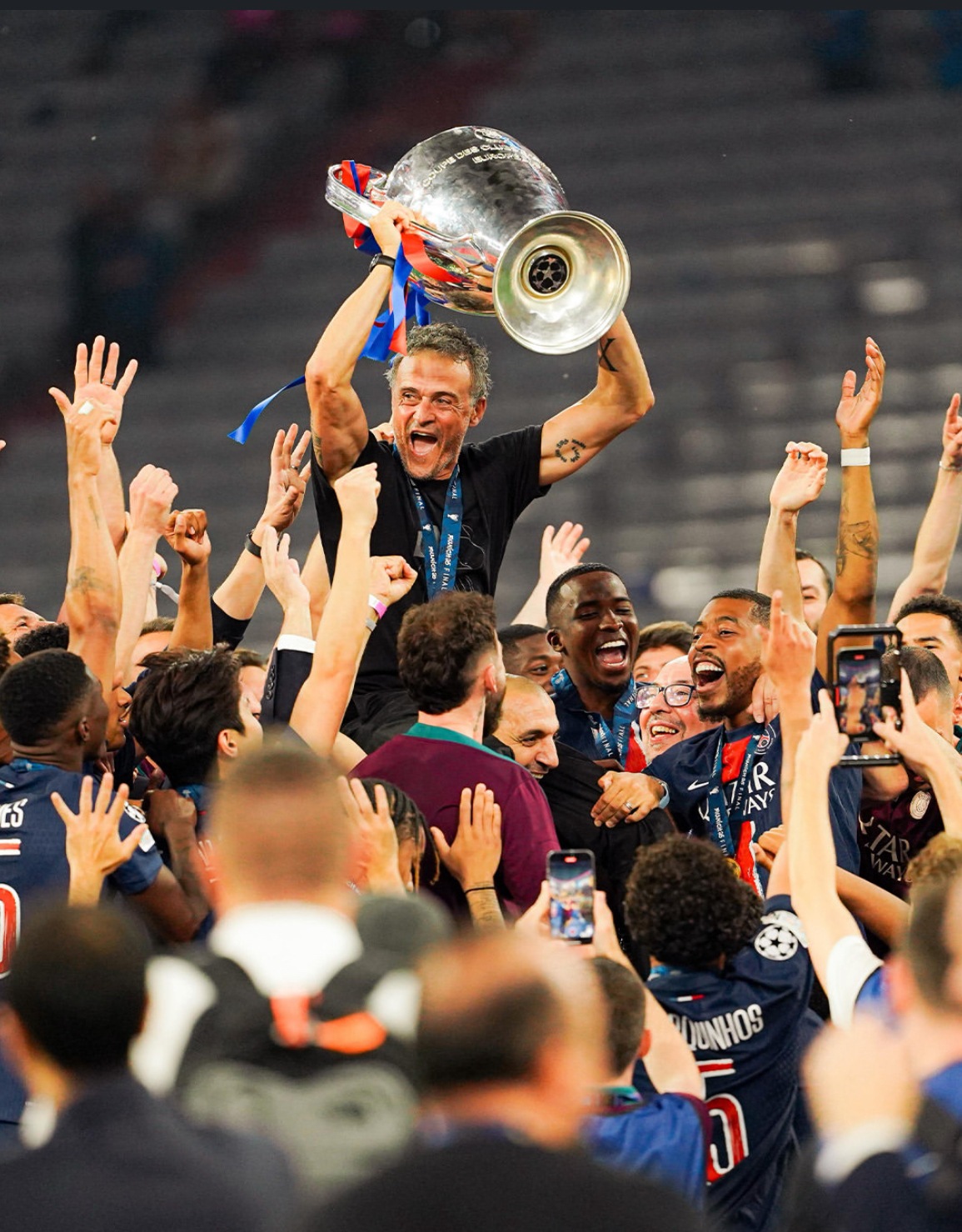 Luis Henrique sendo carregado pelos jogadores, com a taça da Champions League
