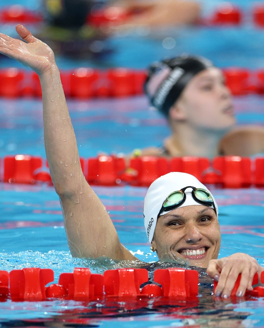 Carol Santiago dentro da piscina