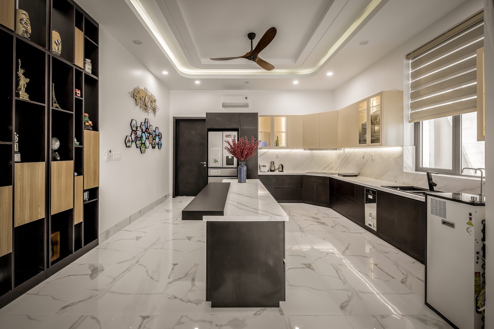 Nhà 3 tầng hiện đại kiểu mở giải quyết tốt bài toán chống nắng hướng chính tây