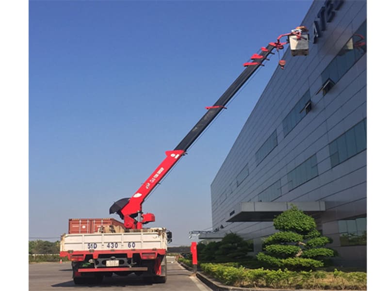 Xe cẩu nâng người là sự lựa chọn an toàn khi thực hiện những công việc trên cao Xe cẩu nâng người là sự lựa chọn an toàn khi thực hiện những công việc trên cao