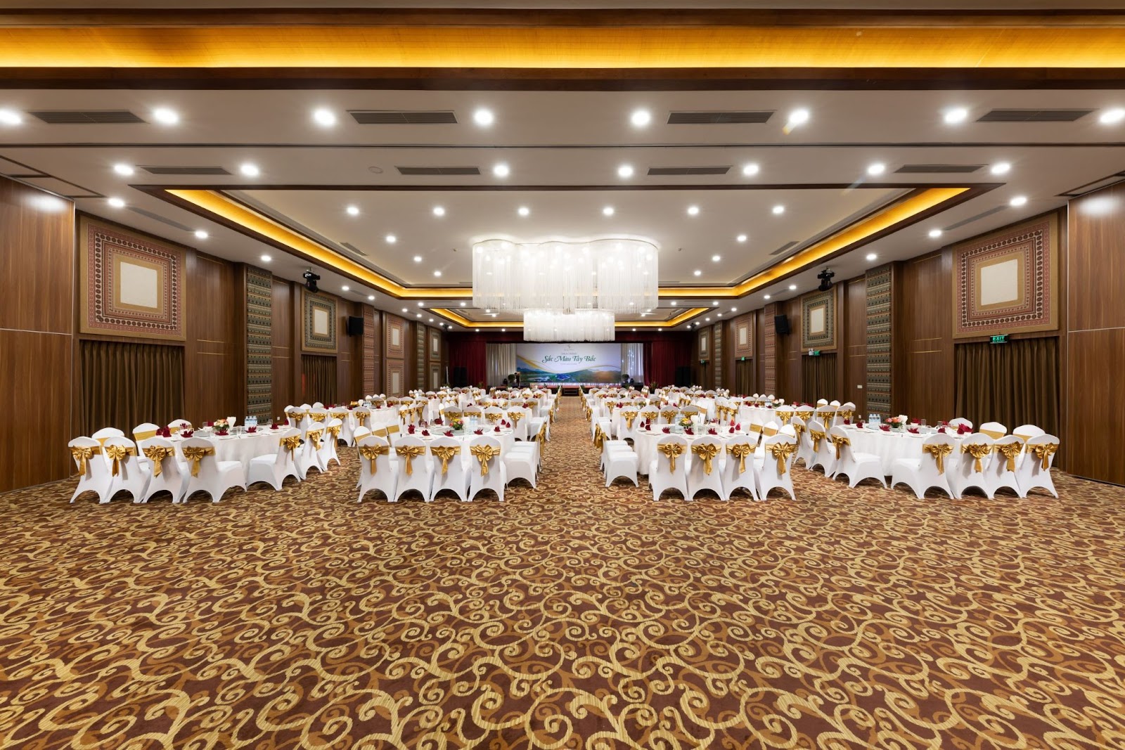 Phòng họp Hoa Ban Grand Ballroom
