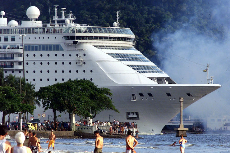 navio saindo de santos na ponta da praia temporada de cruzeiros
