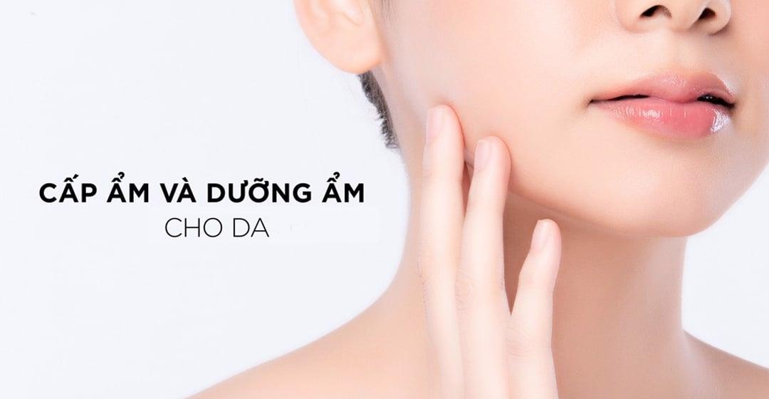 Dưỡng ẩm là một bước quan trọng trong quá trình chăm sóc da nhạy cảm