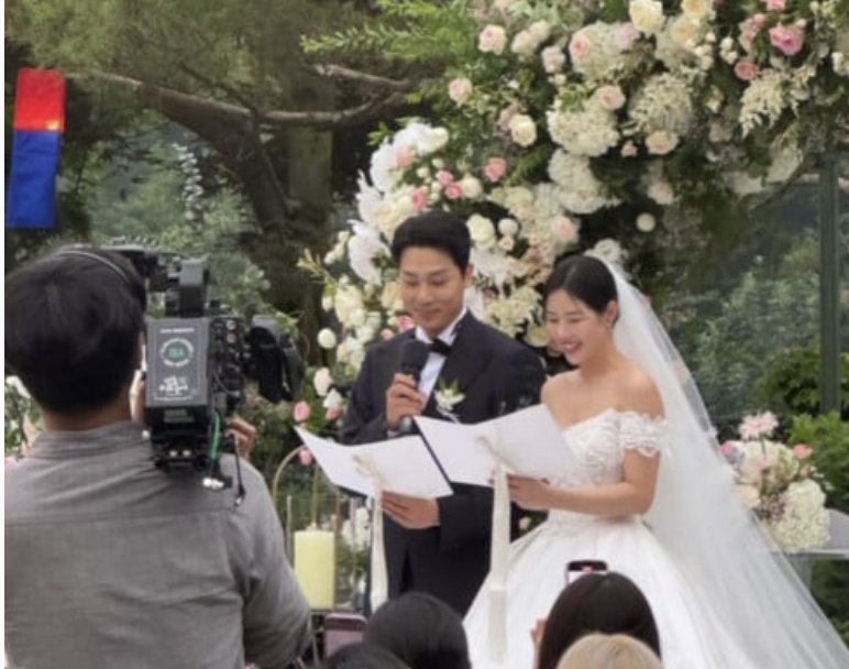 A picture of Park Ha-na  wedding photo