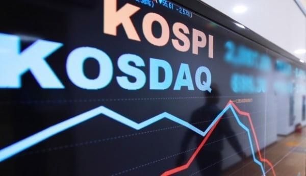 A record number of companies in the past 11 years are moving to the benchmark KOSPI after being listed on the secondary bourse Kosdaq, in what is seen as a bid to capitalize on investors’ growing preference for the KOSPI.