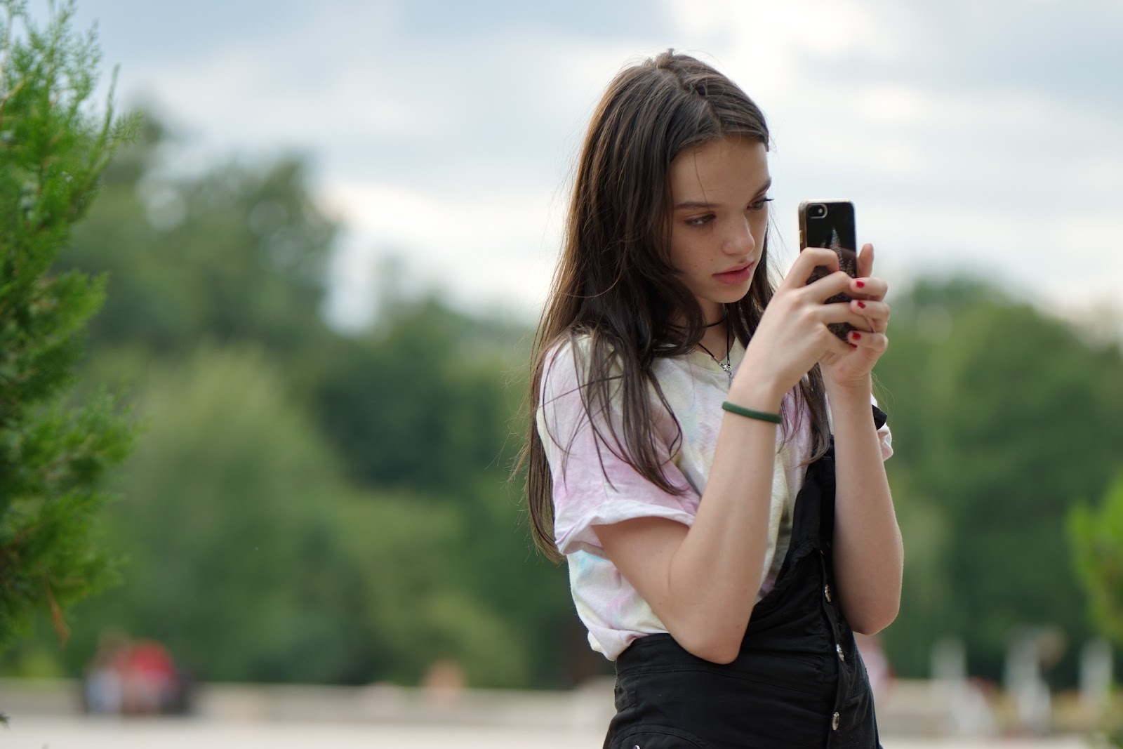 スマホ　女性　外　写真