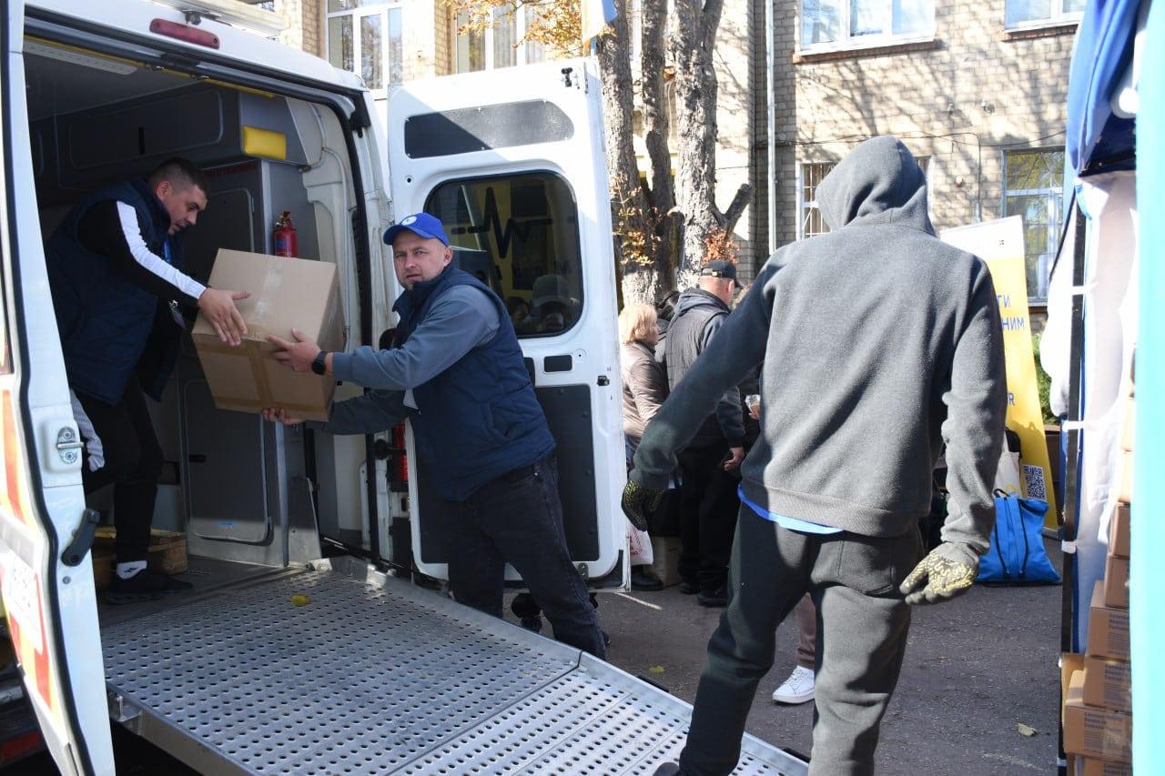 A group of men loading a van

Description automatically generated