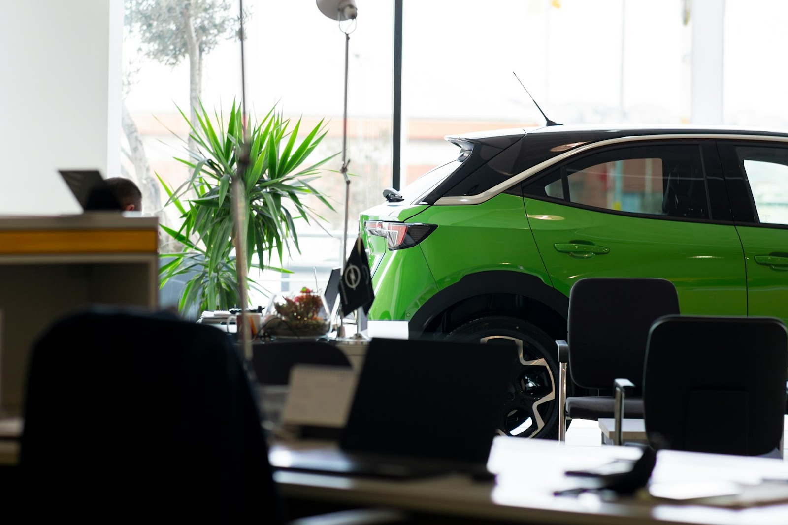 un coche en el concesionario cercano al lugar de trabajo