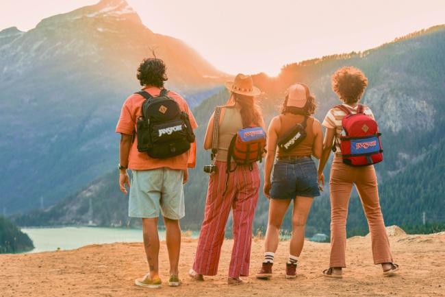 O:\行企\展業\展業二部\JanSport\JS 專案企劃\2025 專案企劃JS\250710 三創\媒體相關\新聞稿照片\AMART-JanSport-Retro-08_2595.jpg