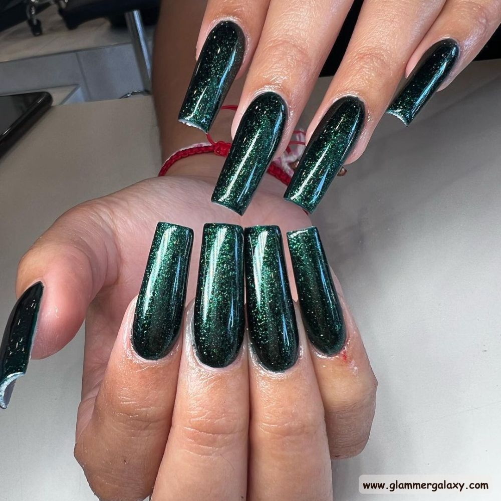 Winter and Fall Dark Green Nails having Royal Hues
